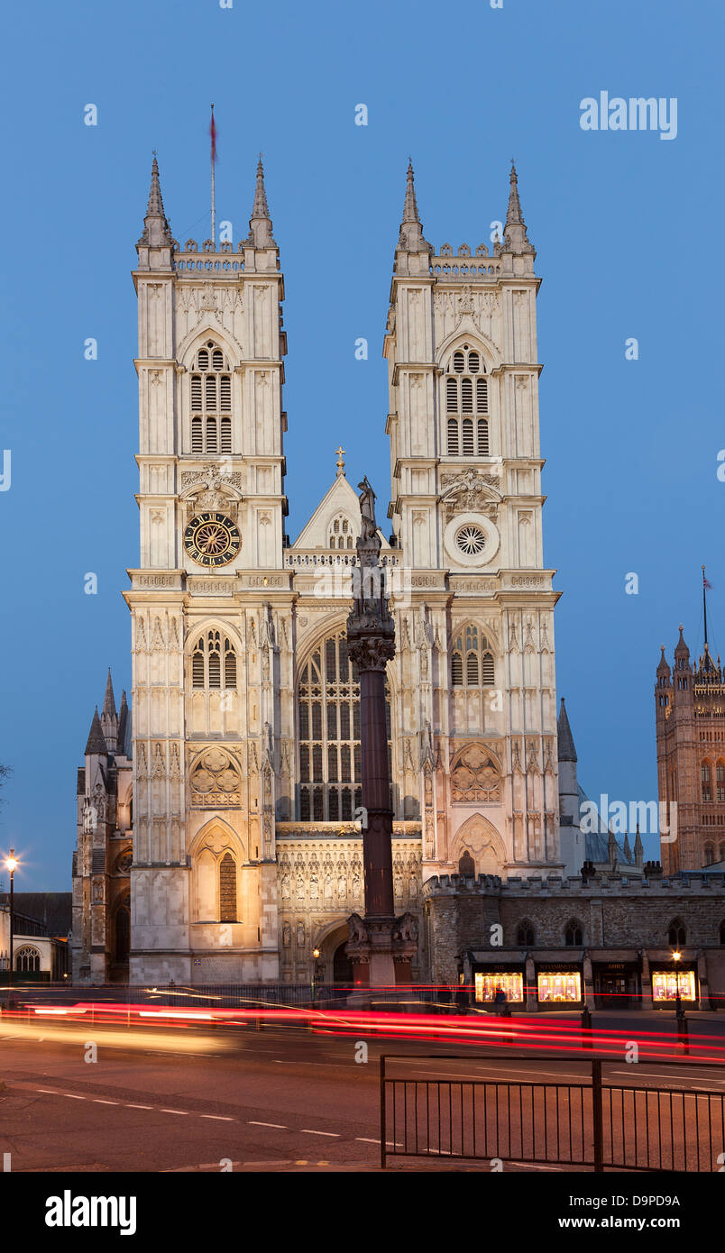 Westminster Abbey in der Nacht von der Victoria Street, London, England Stockfoto