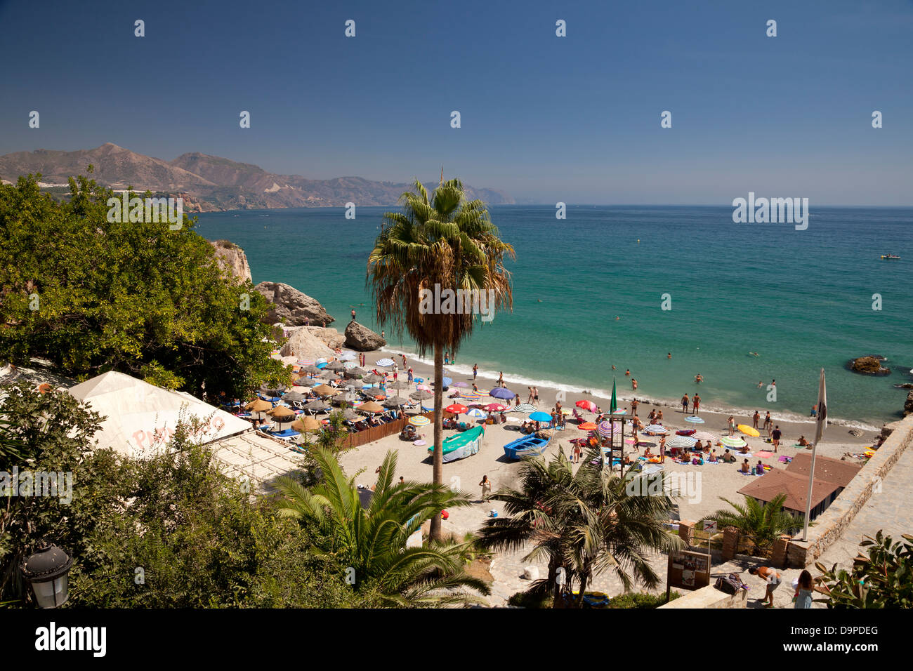 Strand und Küste von Nerja, Andalusien, Spanien, Europa Stockfoto