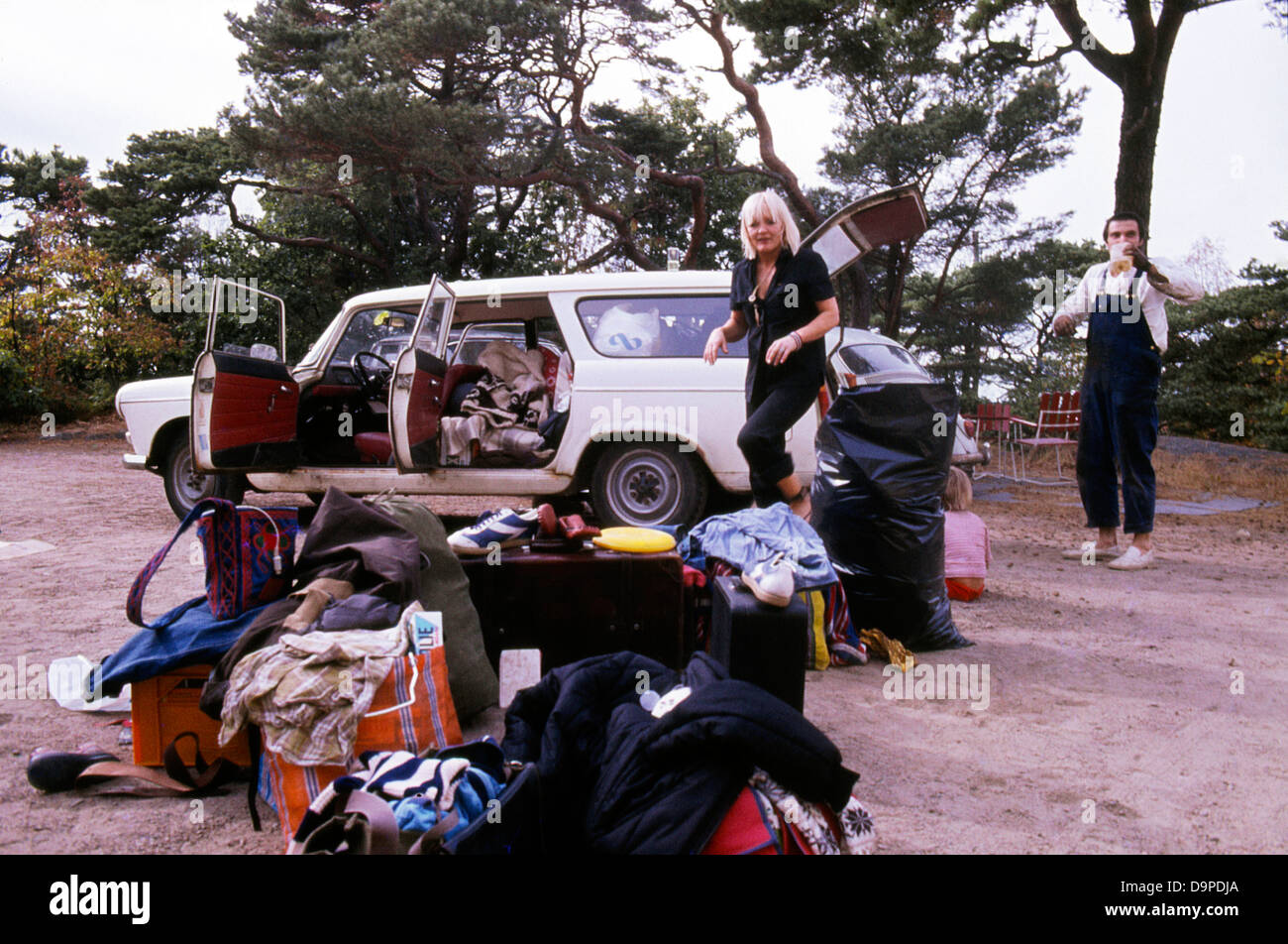 Eine Familie Frau Mann Schwedisches Paar Umzug Verpackung ihres Autos (oder versucht,) für einen Urlaub in 1974 70s 1970s siebziger Jahren Schweden Skandinavien KATHY DEWITT Stockfoto