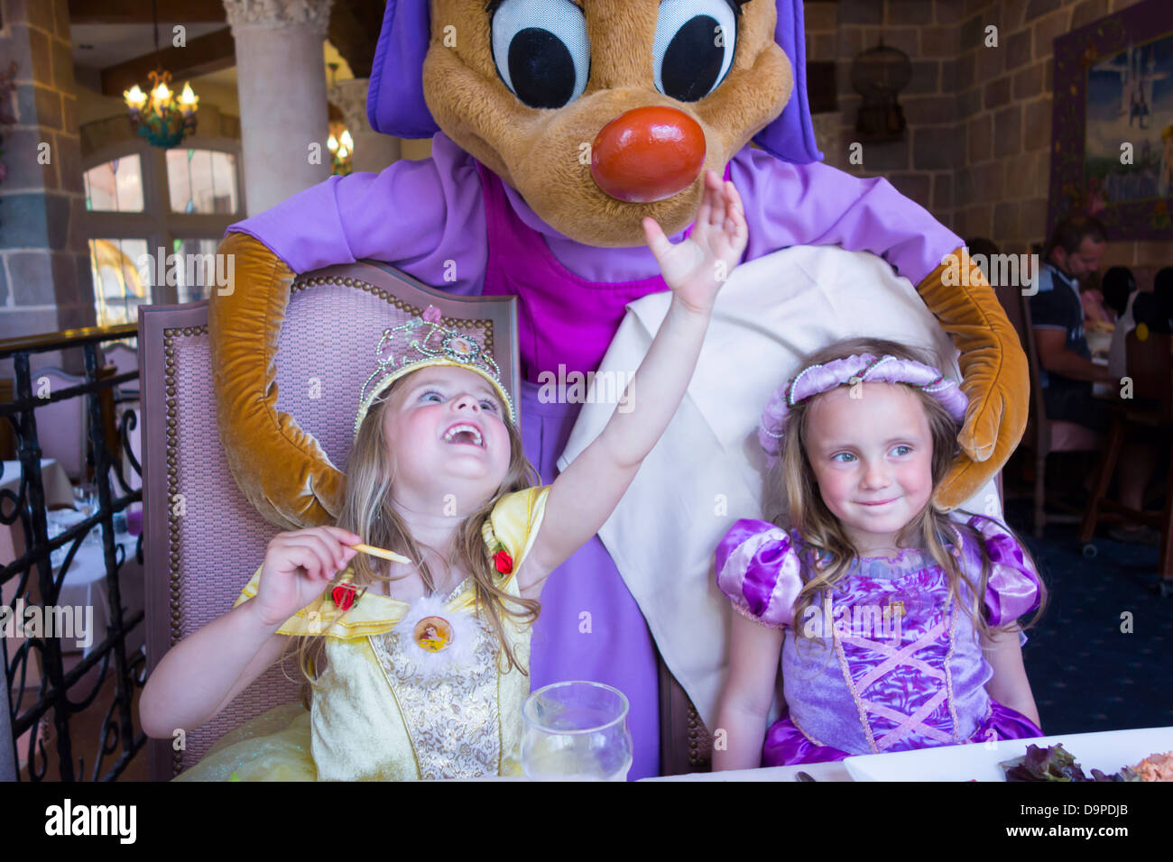 Schwestern im Alter von 3 und 4 Jahre alt, treffen sich Perla am Auberge de Cendrillon, Disneyland Paris. Stockfoto