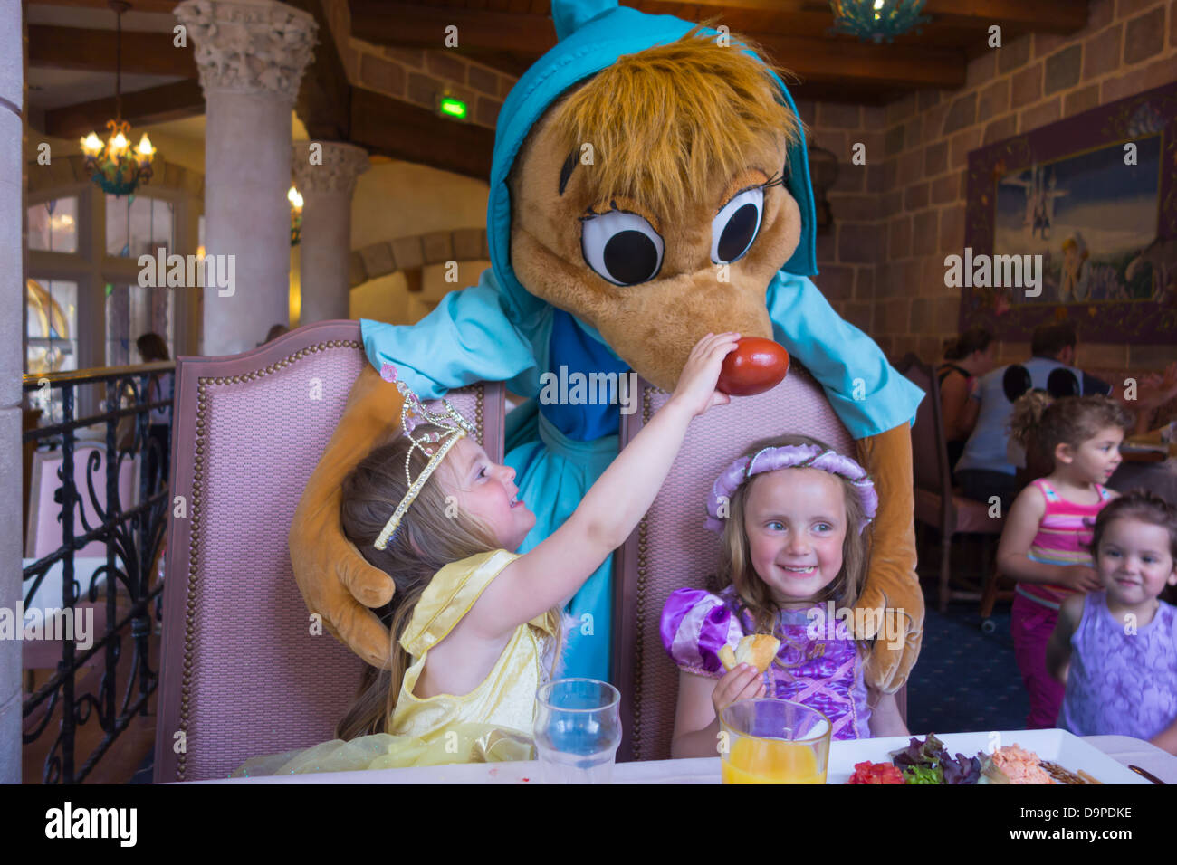 Schwestern im Alter von 3 und 4 Jahre alt, treffen sich Suzy an Auberge de Cendrillon, Disneyland Paris. Stockfoto