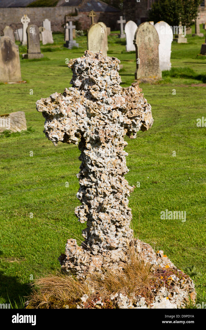 Stark erodierten Grab Marker zu überqueren, in der Kirche Saint Aidans Bamburgh, Northumberland Stockfoto