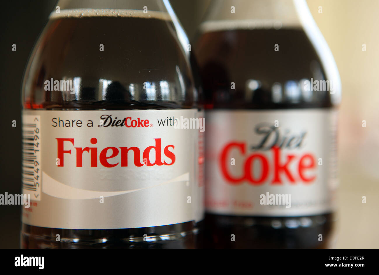 Freunde auf Diät-Cola-Flaschen etikettieren Stockfoto