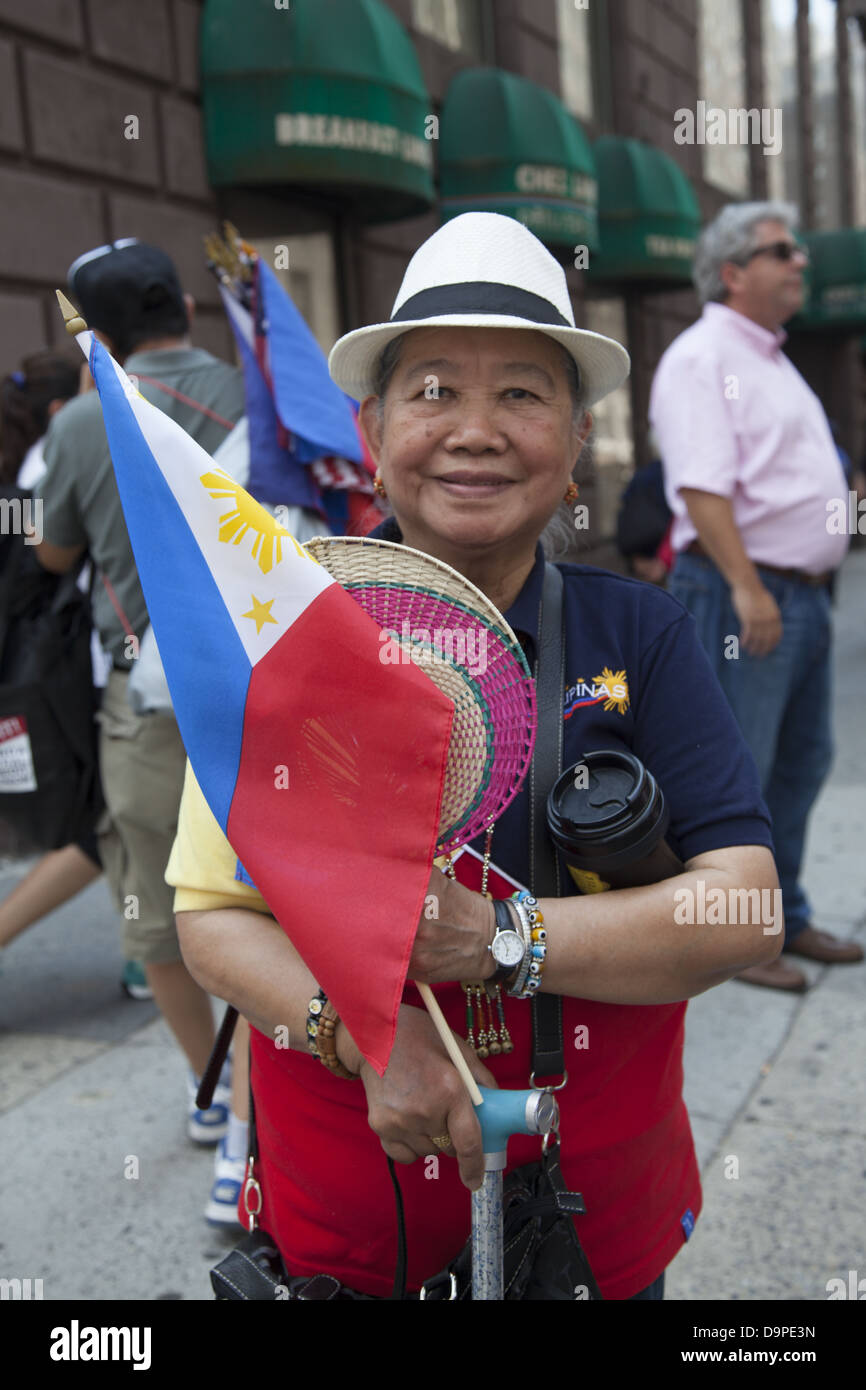 Ältere Filipino glücklich bei der philippinischen Parade auf der Madison Avenue IN New York City. Stockfoto