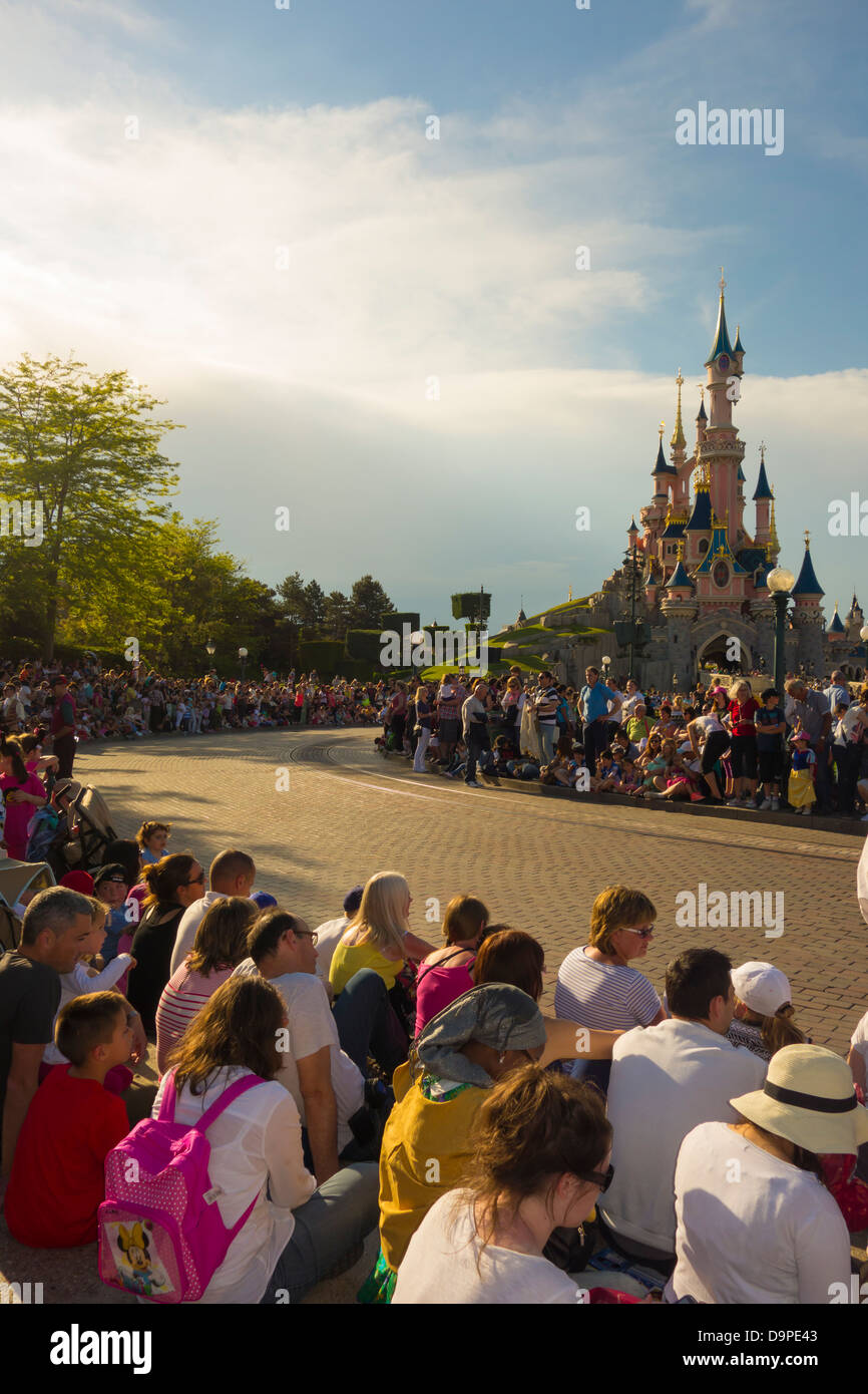 Menschen warten auf die Disney-Parade im Disneyland Paris Stockfoto