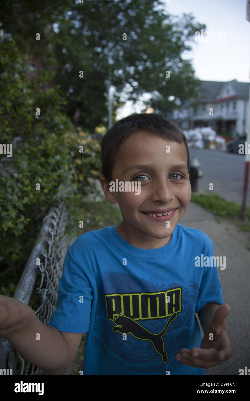Lächelnd helle Augen junge auf der Straße, Brooklyn, NY. Stockfoto