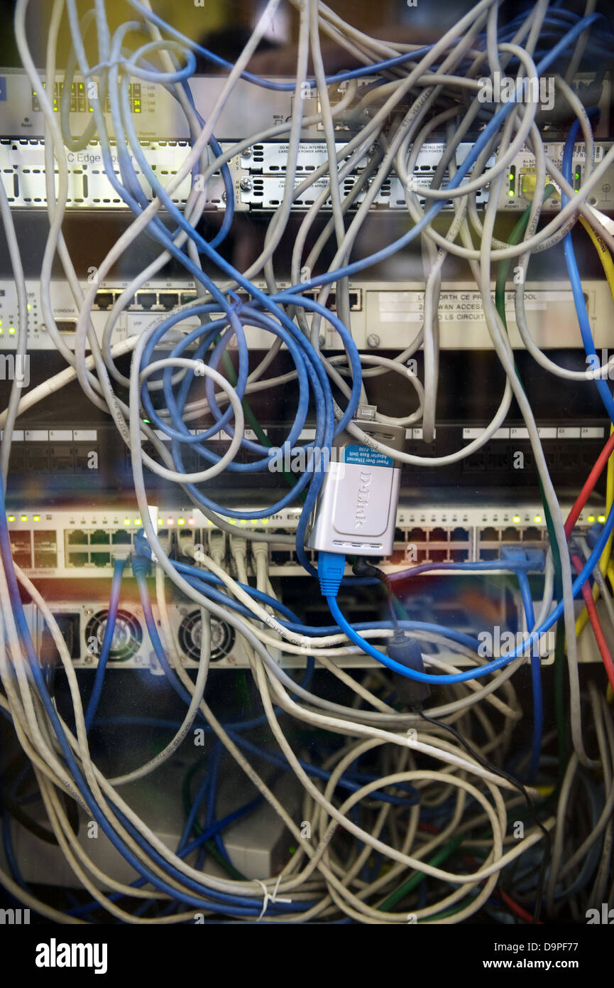 Ein Gewirr von Drähten und Kabeln in einem Schul-Server in der IKT-Suite einer Grundschule Stockfoto