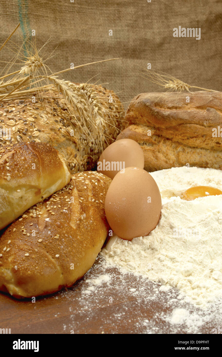 Stillleben mit lecker frisches knuspriges Brot und rohen Eiern. Stockfoto