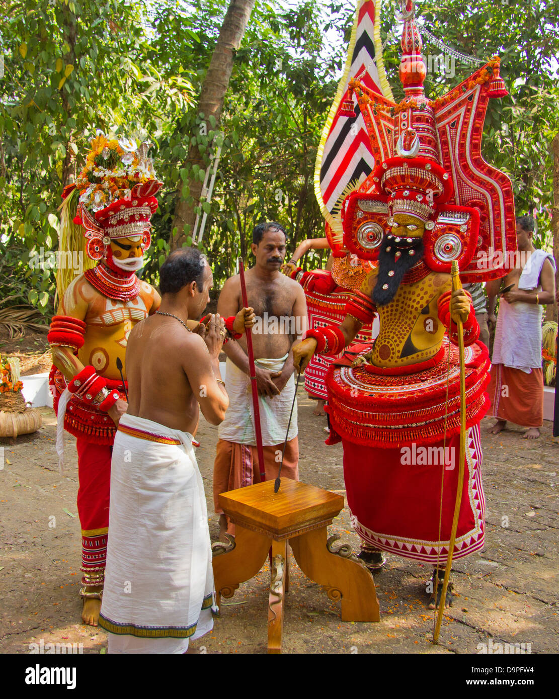 THEYYAM GÖTTER HANDELN IN SÜDINDIEN EIN HINDU RELIGIÖSEN ZEREMONIE Stockfoto