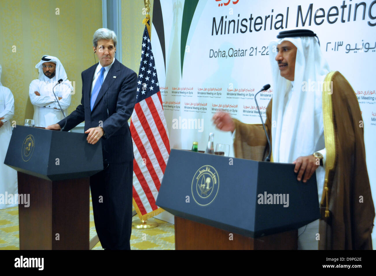 Sekretär Kerry Adressen Reporter mit katarischen Premierminister und Außenminister Scheich Hamad bin Jassim Al-Thani Stockfoto