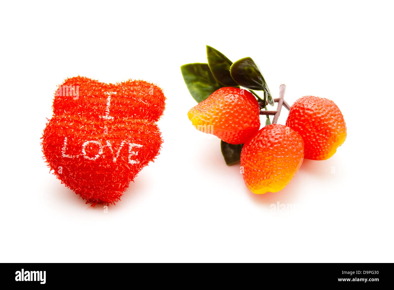 Kunststoff Erdbeeren mit roten Herzen Stockfoto