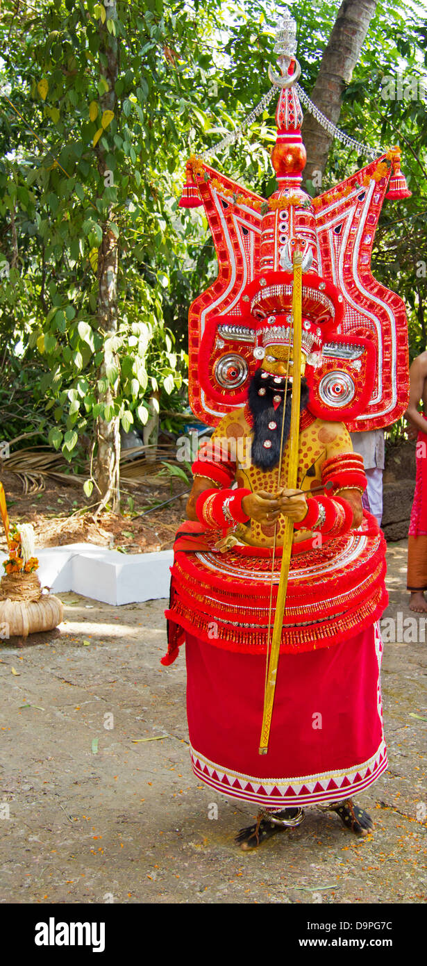 THEYYAM GOTTES HANDELN IN EINER HINDUISTISCHEN ZEREMONIE KANNUR SÜDINDIEN Stockfoto