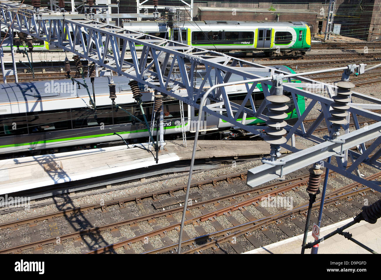 London-Midlands-Züge kommen und gehen von Birmingham New Street Station Stockfoto