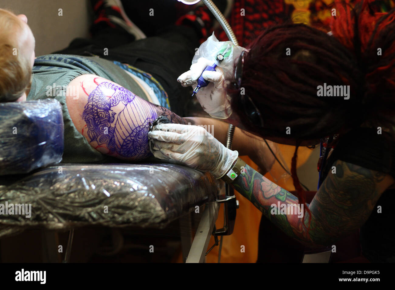 Tätowierer arbeiten auf Brighton Tattoo convention Stockfoto