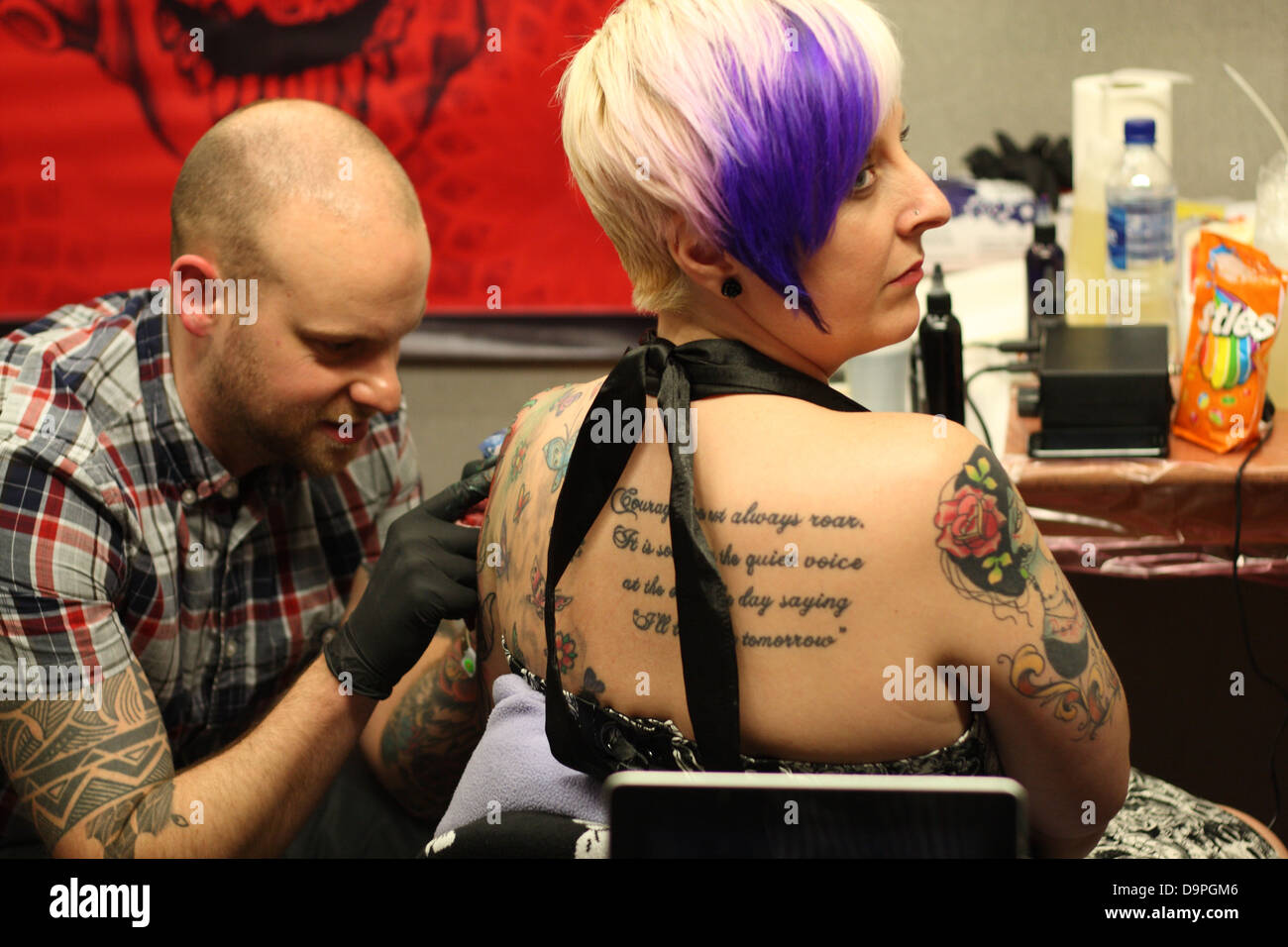 Hairdresser arbeiten auf Brighton Tattoo convention Stockfoto