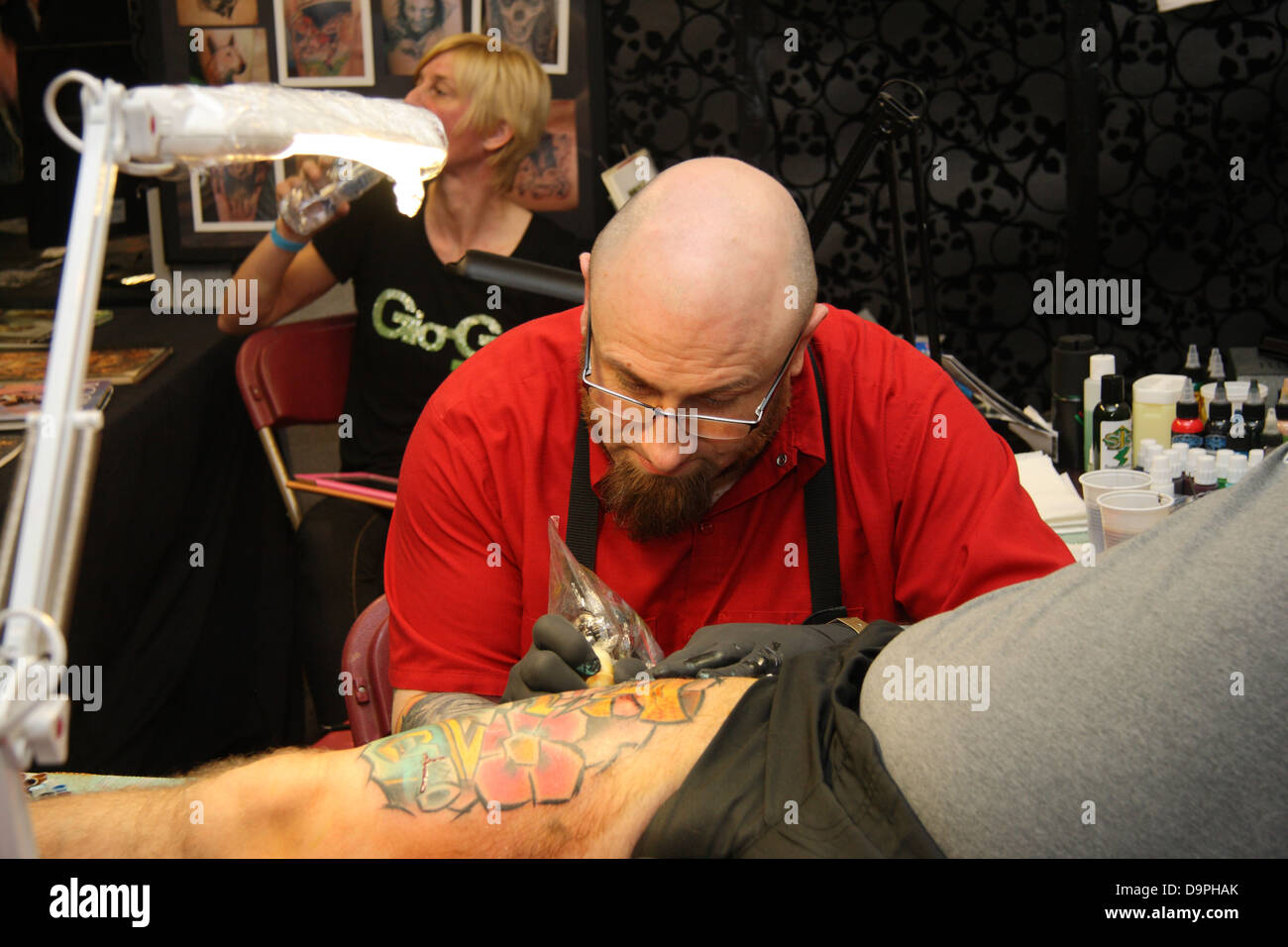 Tätowierer arbeiten auf Brighton Tattoo convention Stockfoto