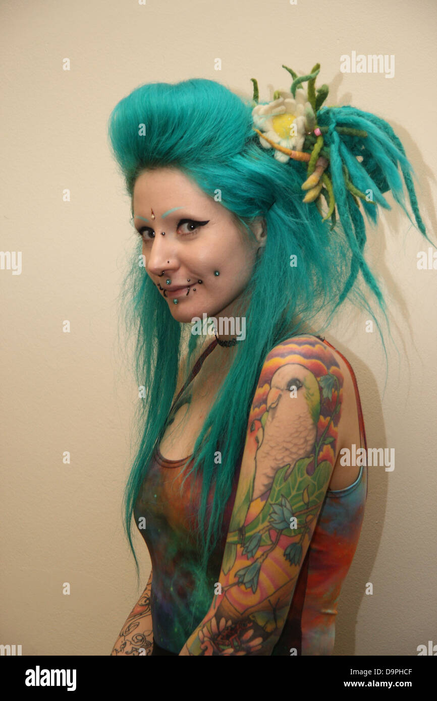 Tätowierte und gepiercte Mädchen auf Brighton Tattoo Convention Stockfoto