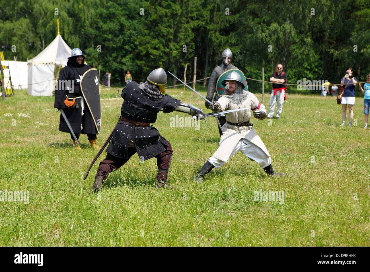 Zwei mittelalterliche europäische Ritter bewaffnet und altmodisch, kämpfen auf einem Schlachtfeld Stockfoto