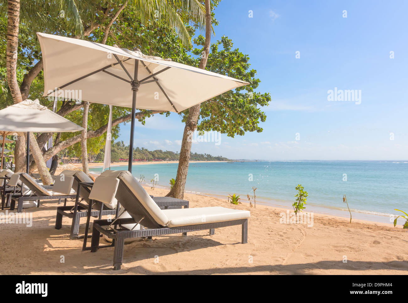 Strand Liegestühle und Sonnenschirm am Strand von Bali Island, Indonesien Stockfoto