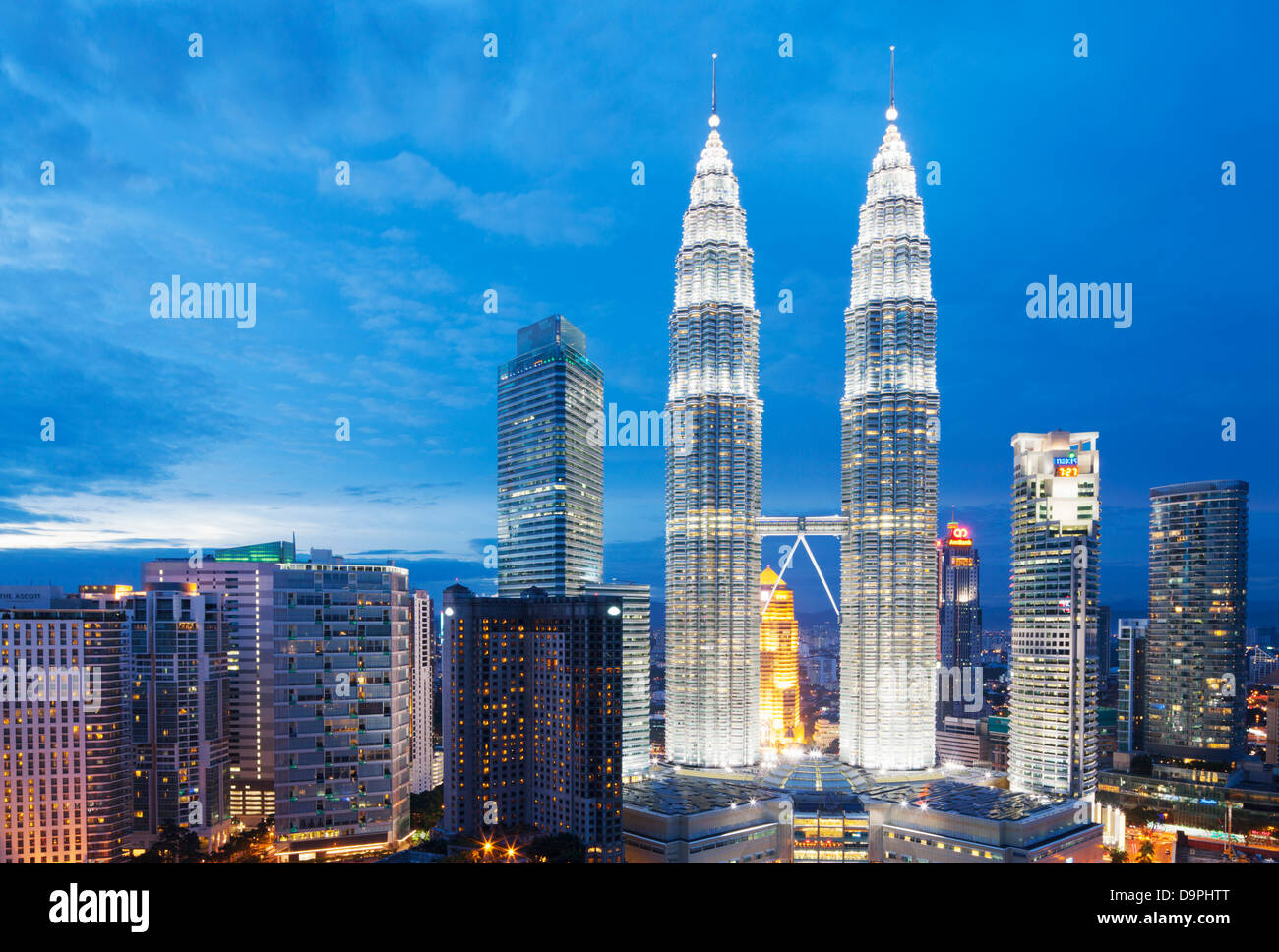 Petronas Twin Towers in der Abenddämmerung, Kuala Lumpur, Malaysia Stockfoto