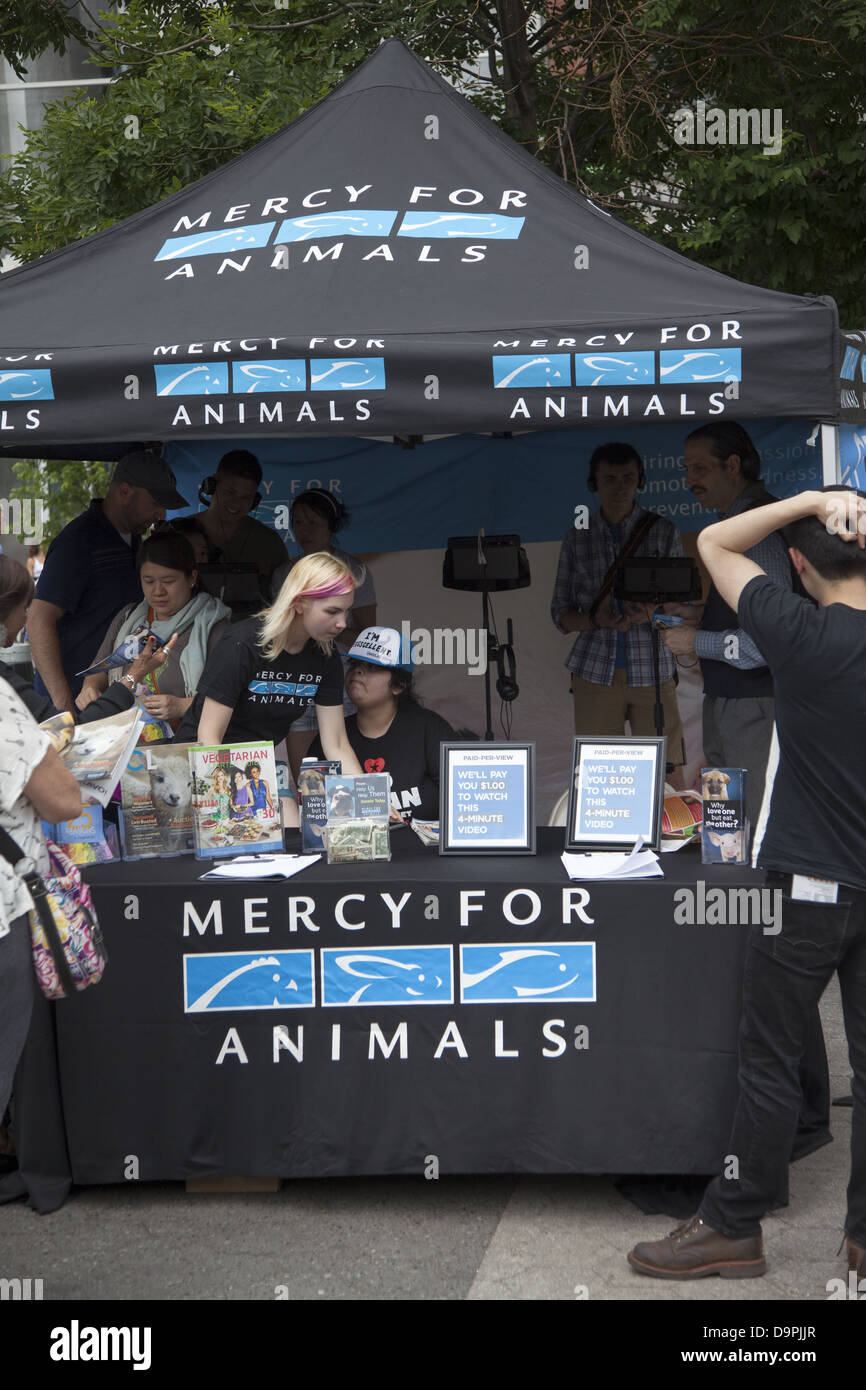 "Gnade für Tiere" Stand auf dem 3. internationalen Tier Rechte Tag am Union Square in New York City. Stockfoto