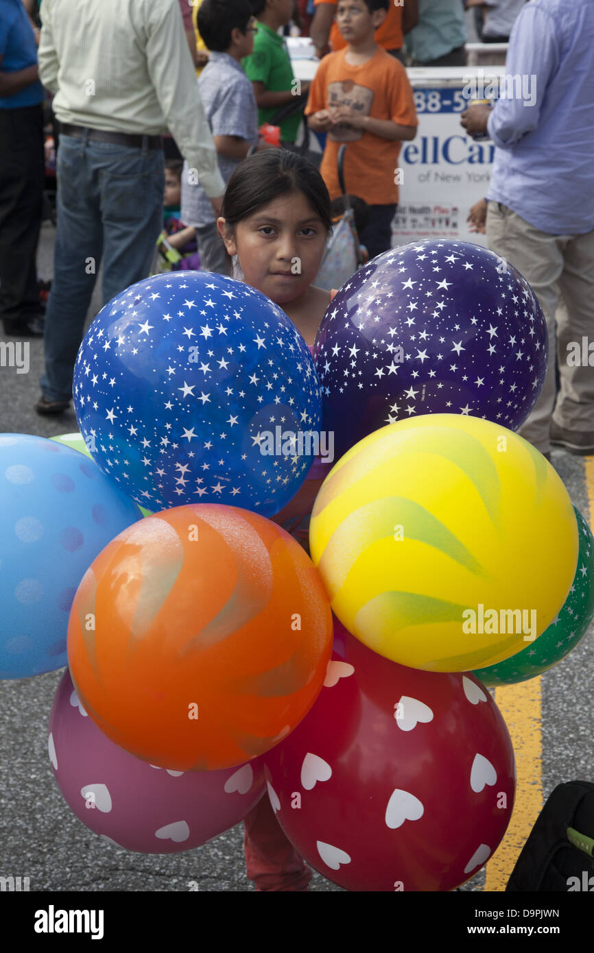 Kind verkauft bunten Luftballons an einer Straße im Stadtteil Bangladeshi  bei McDonald & Kirche Avenue in Brooklyn, New York fair Stockfotografie -  Alamy