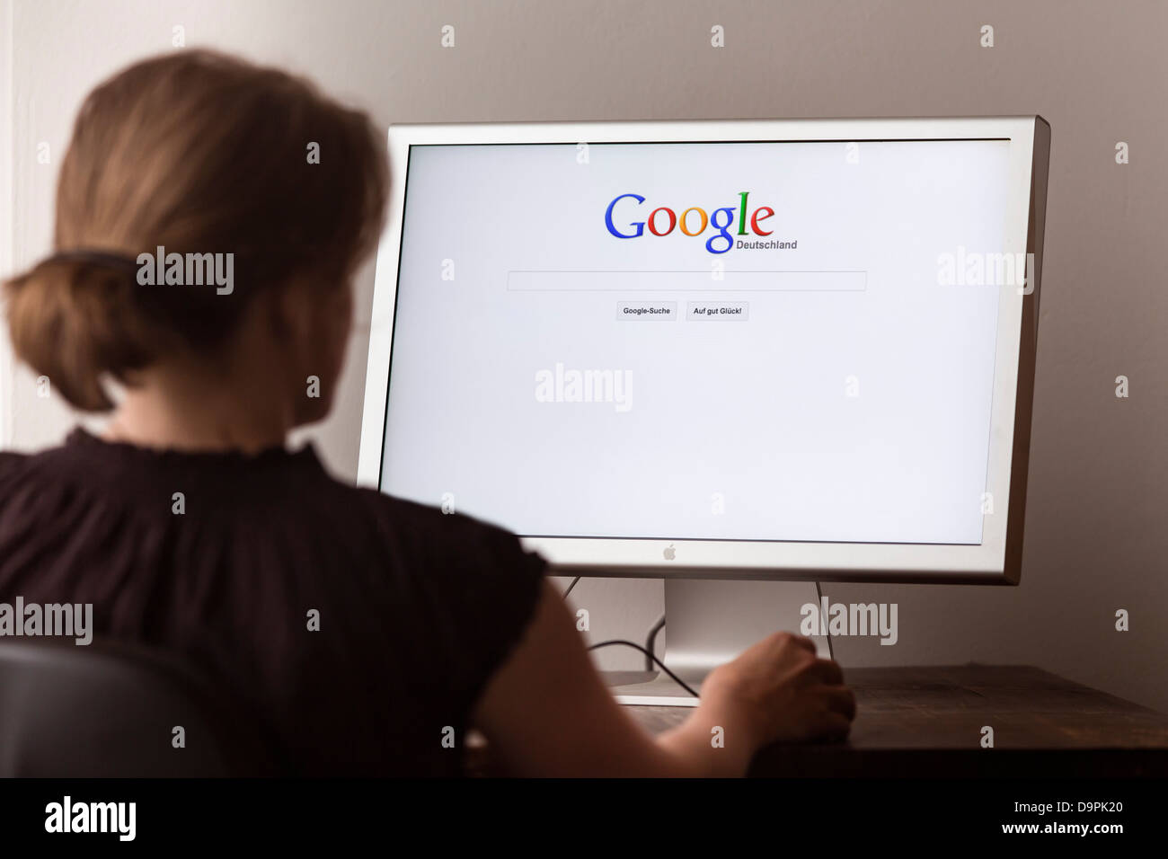 Frau auf der Suche im Internet-Seite der Online-Suchmaschine Google Stockfoto
