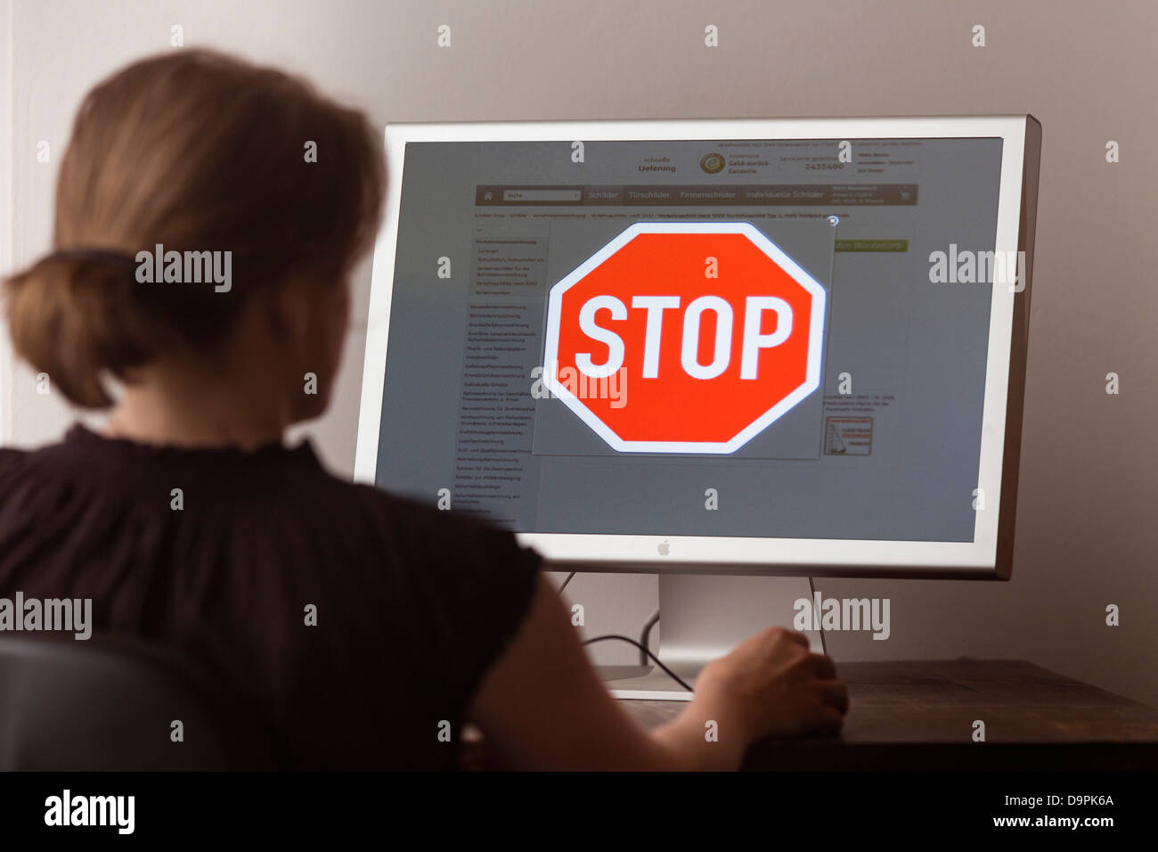 Frau auf der Suche im Internet-Site mit Sperrung Stockfoto