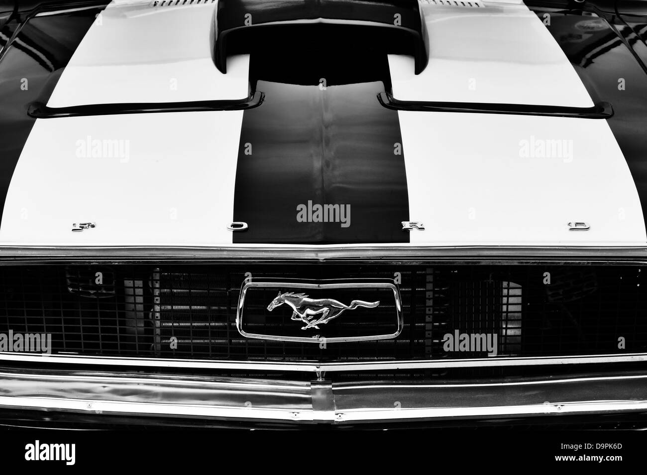 Ford Mustang Logo auf dem Kühlergrill dieser klassischen amerikanischen Autos. Monochrom Stockfoto