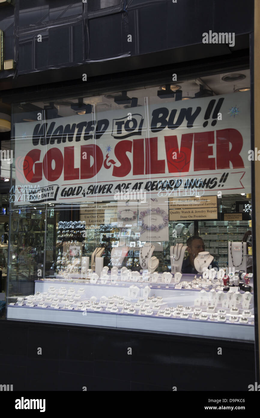 Gold und Silber sind gefragt in wirtschaftlich unsicheren Zeiten. Juweliere & Edelmetall-Käufer im Bankenviertel Stockfoto