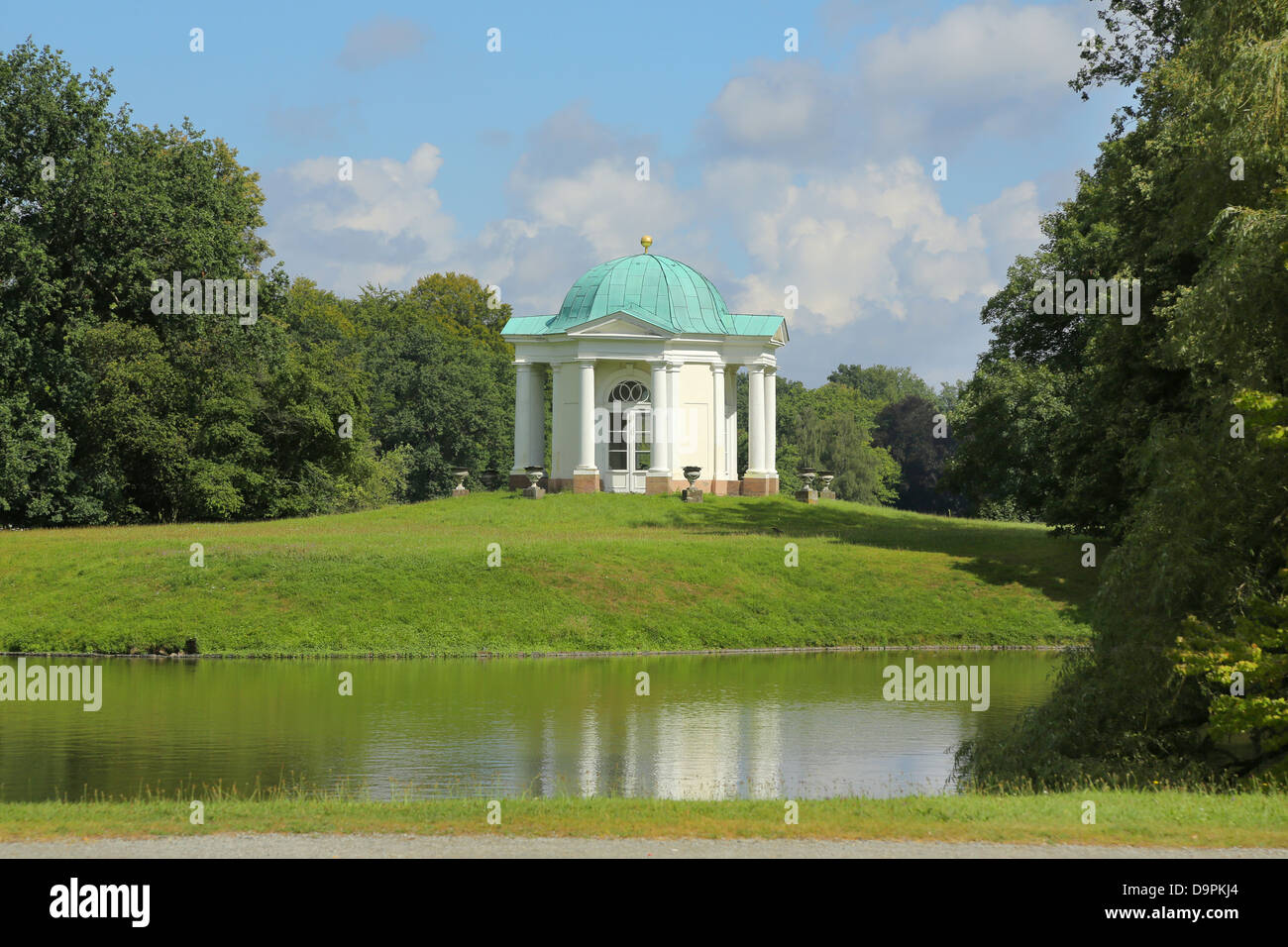 Gewölbte Tempel auf Swan Island im Park Karlsaue, Kassel, Deutschland Stockfoto