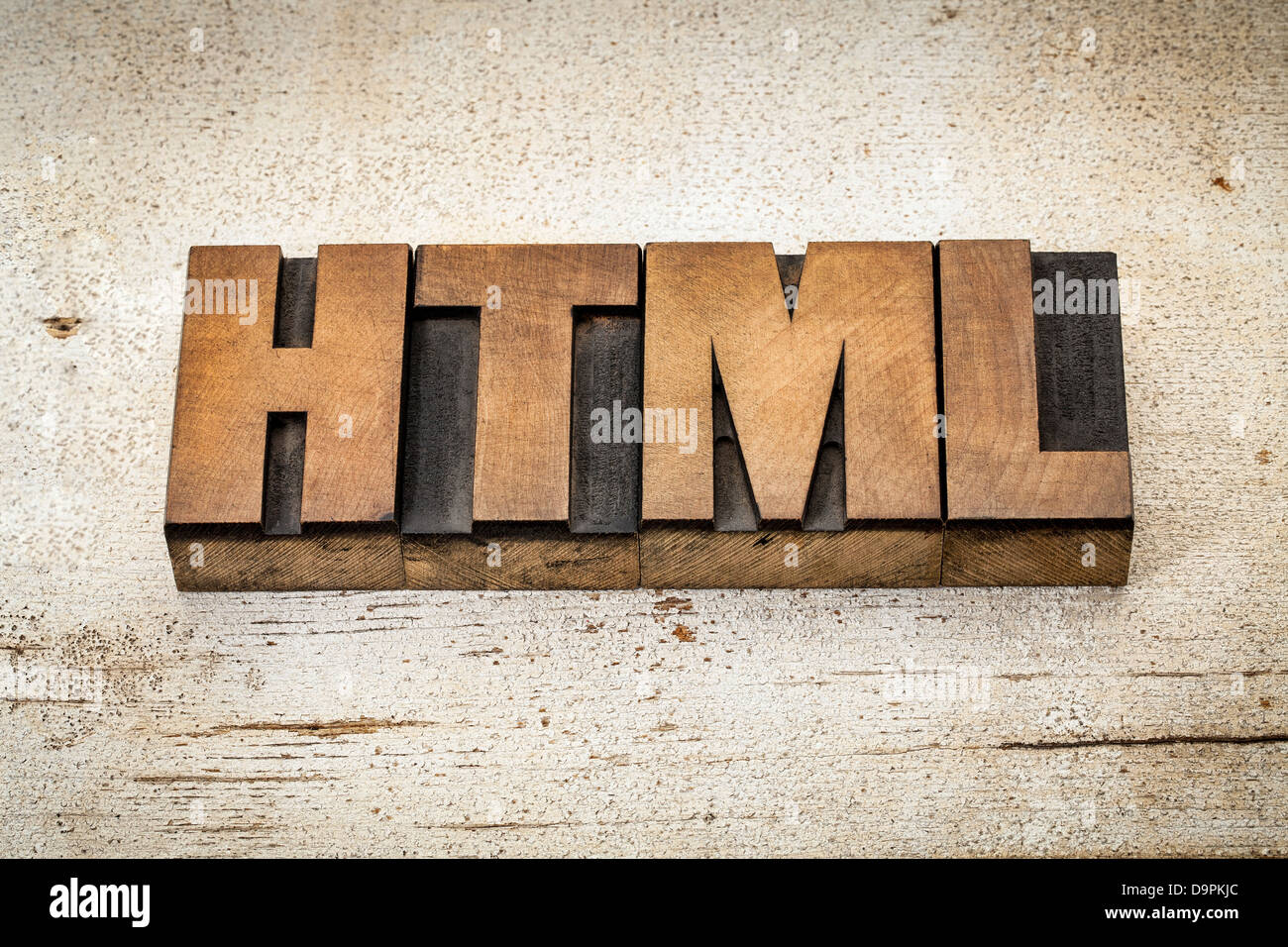 HTML (hyper Text Markup Language) Akronym - ein Wort in Vintage Buchdruck Holzart auf eine Grunge gemalt Scheune Holz Hintergrund Stockfoto