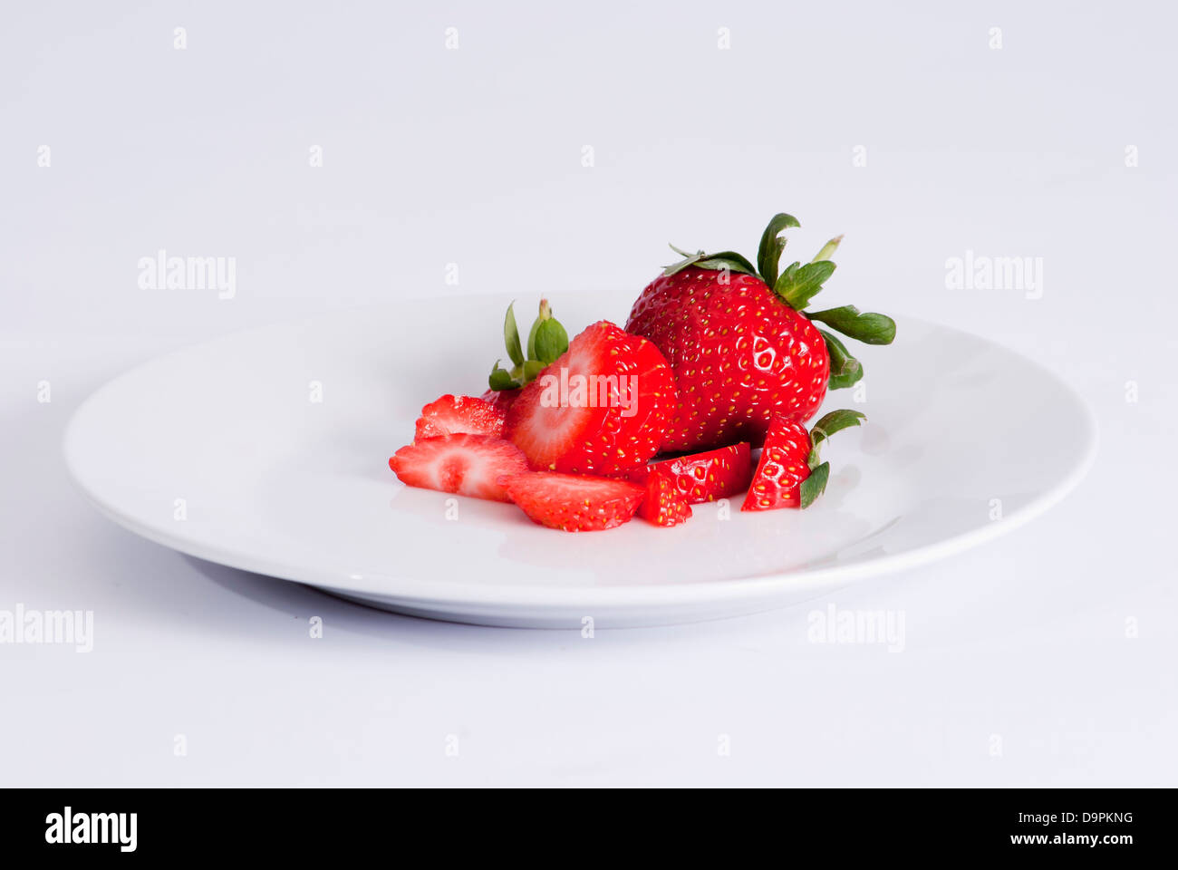 Erdbeeren auf einem weißen Teller Stockfoto