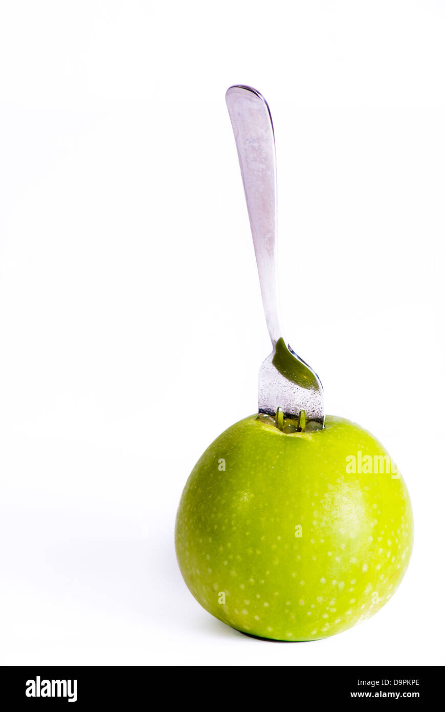Apple mit einer Silber Gabel auf weiß Stockfoto