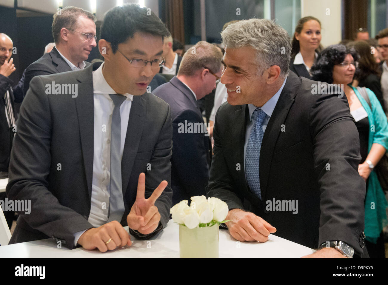 Bundeswirtschaftsminister Philipp Rösler (FDP) Und Israels Finanzminister Yair Lapid Unterhalten Sich bin 24.06.2013 in Tel Aviv. Auf Dem Besuchsprogramm des Deutschen Politikers Stehen Unter flektiert Gespräche Mit Vertretern der Israelischen Regierung Sowie der Palästinensischen Autonomiebehörde. Foto: Maurizio Gambarini/dpa Stockfoto