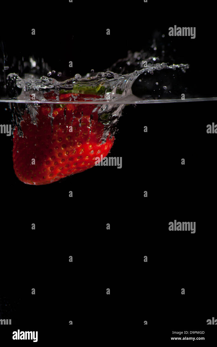 Einzelne Erdbeere Splash Stockfoto