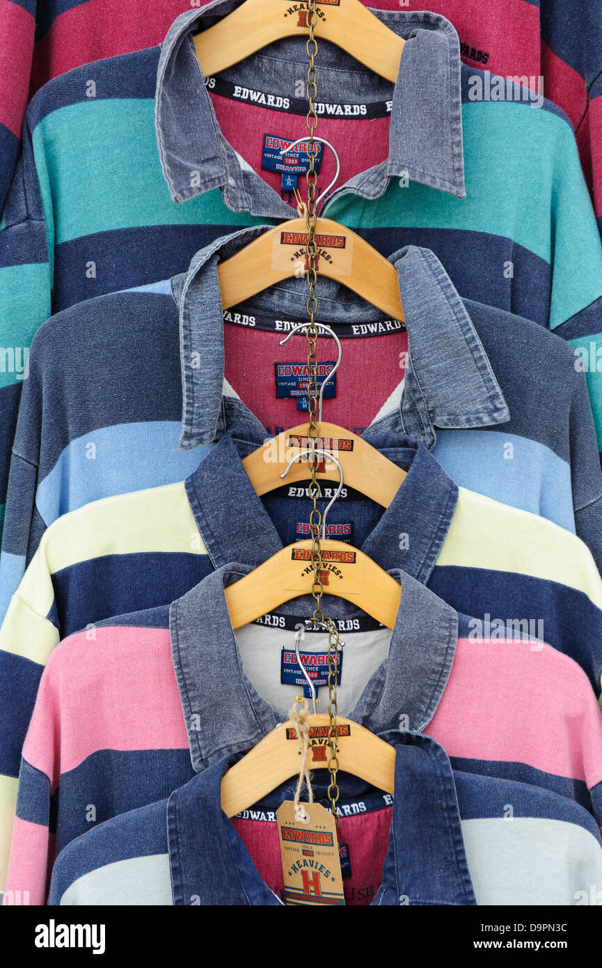 Shirts für Verkauf in einem Bekleidungsgeschäft Stockfoto