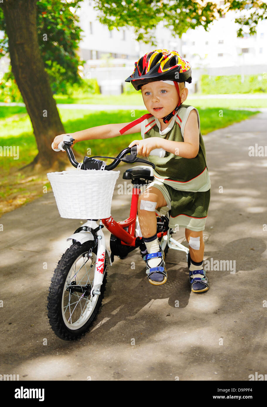 Junge süße Kind Fahrrad fahren lernen Stockfoto