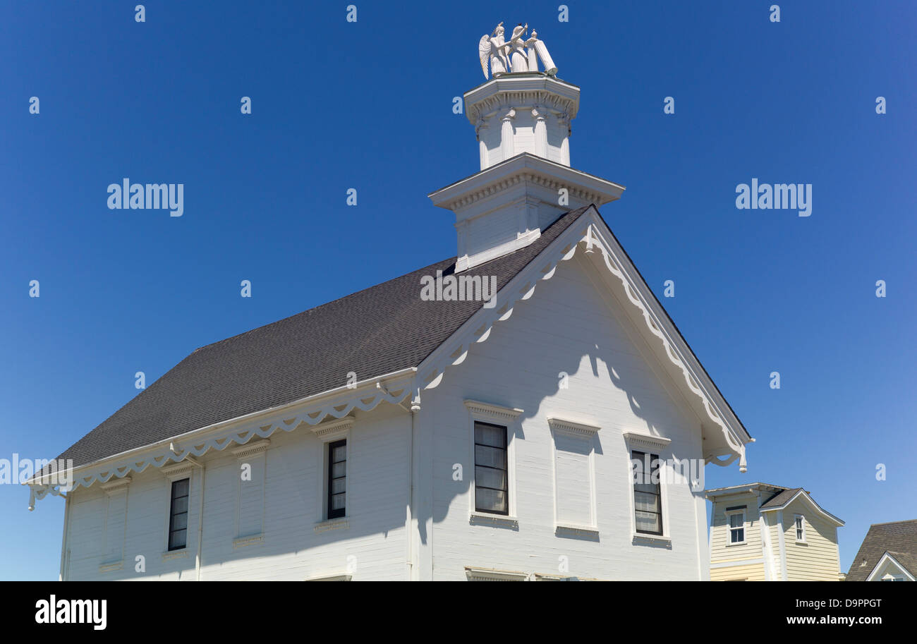 Große weiße gelegen viktorianische alte Masonic Hall, erbaut im Jahre 1866, bei 10500 Lansing Street in Mendocino, Kalifornien, USA. Stockfoto