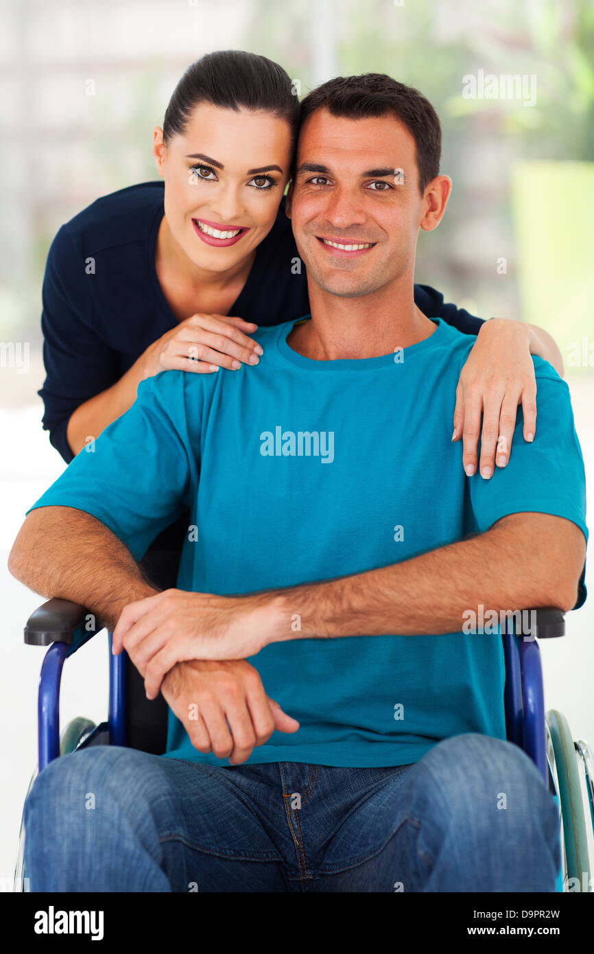 liebevolle Frau und behinderten Mann zu Hause Stockfoto