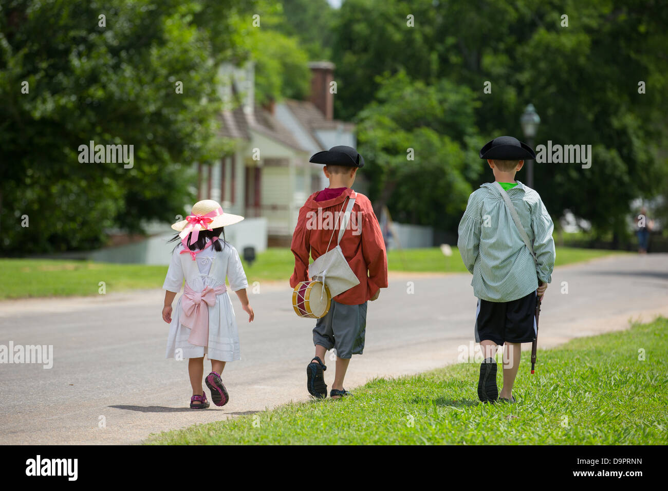 Drei Kinder tragen traditionelle Kleidung in Williamsburg, Virginia, USA Stockfoto