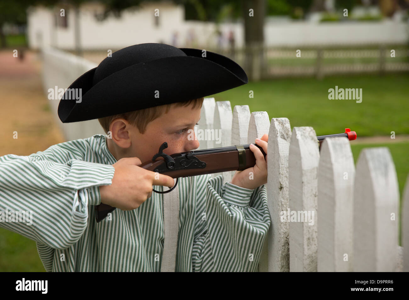 Kleiner Junge Punkte Souvenir Pistole in Williamsburg, Virginia, USA Stockfoto