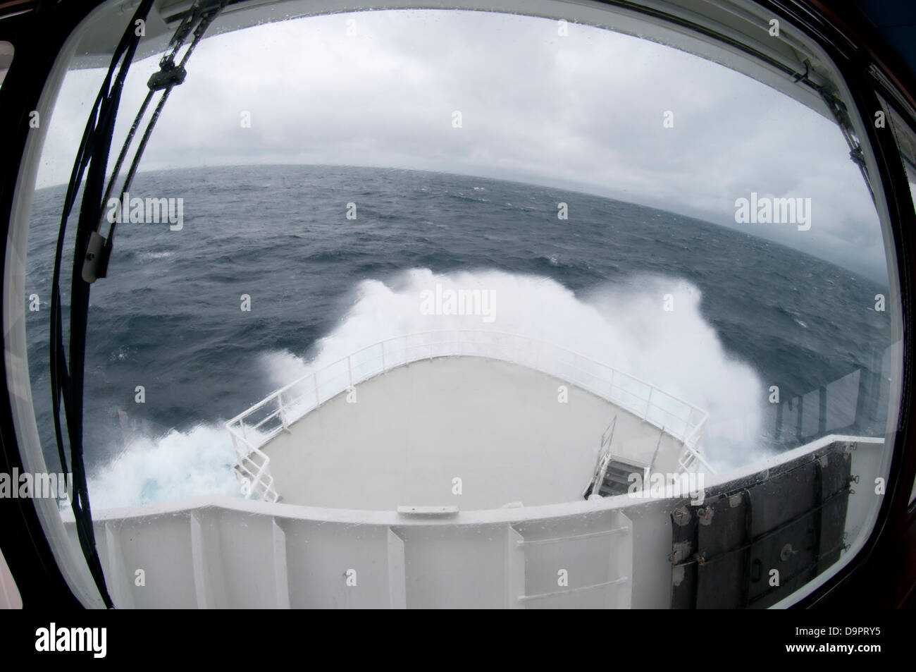 Stürmisches Wetter auf See.  Schiff Bogen Ansicht mit großen Wellen und starken wind Stockfoto