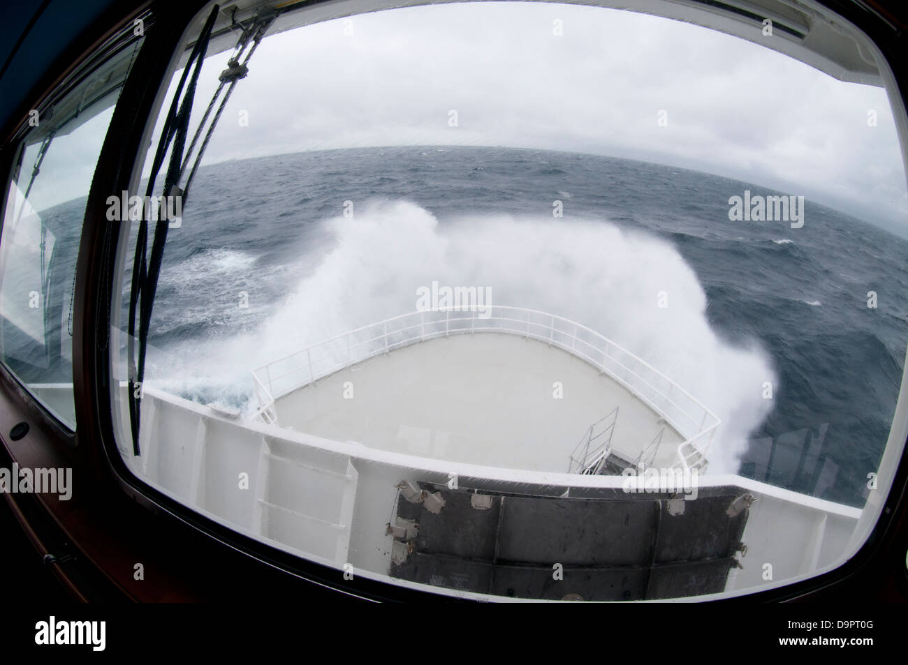 Stürmisches Wetter auf See.  Schiff Bogen Ansicht mit großen Wellen und starken wind Stockfoto