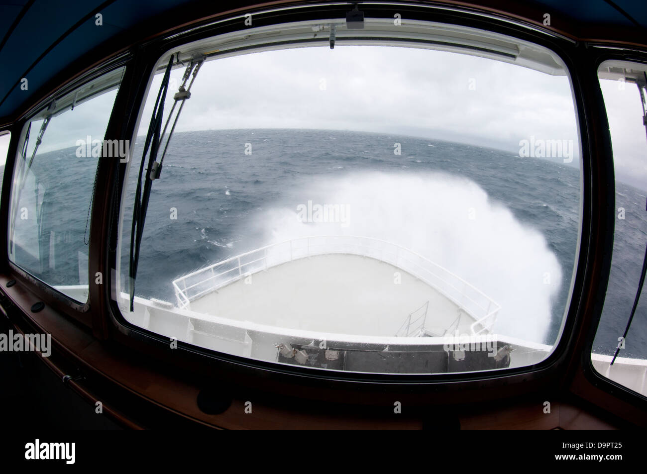 Stürmisches Wetter auf See.  Schiff Bogen Ansicht mit großen Wellen und starken wind Stockfoto