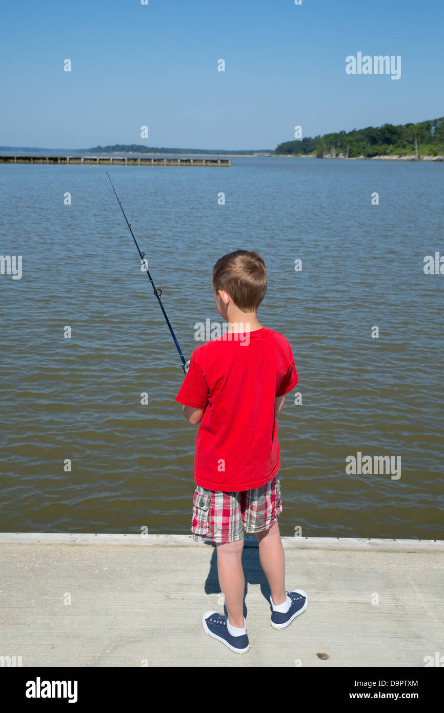 Kleiner Junge Angeln auf einem Dock Williamsburg, Virginia, USA Stockfoto