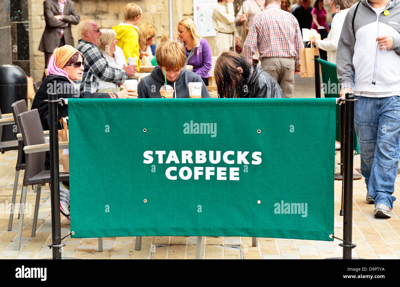 Menschen, die genießen Kaffee bei Starbucks, Peterborough, England Stockfoto