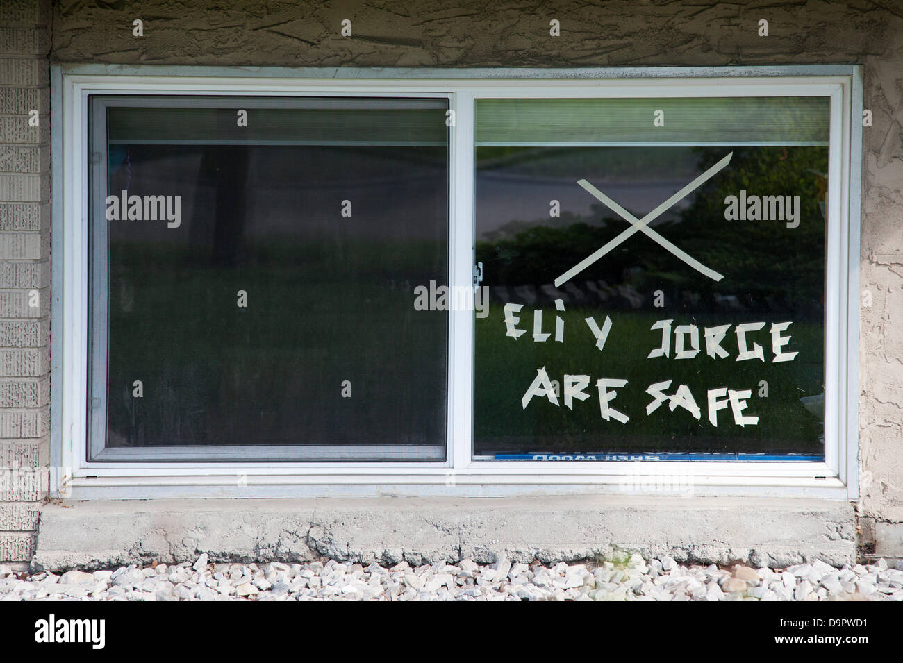 Samstag, 22. Juni 2013. Ein X auf dem Fenster dieser Residenz in Calgary, Alberta, Kanada sagt Einsatzkräfte, dass das Haus evakuiert worden.  Ausnahmezustand in der Stadt und die obligatorischen Evakuierung für dieses Sunnyside Viertel bleiben nach Starkregen verursacht schwere Überschwemmungen in der Stadt. Stockfoto
