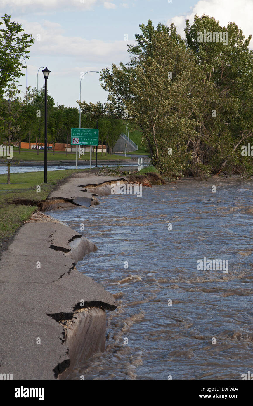 Samstag, 22. Juni 2013. Hochwasser treten nach dem Waschen entfernt Teile der Radweg entlang Memorial Drive North des Bow River im zentralen Calgary, Alberta, Kanada. Schwere Regenfälle verursachte den Fluss seine Banken überlaufen und führte zur Ausrufung der Notfall, obligatorische Evakuierung für den Kern der Innenstadt und vielen Wohngebieten, Stromausfälle und Sachschäden führen. Stockfoto