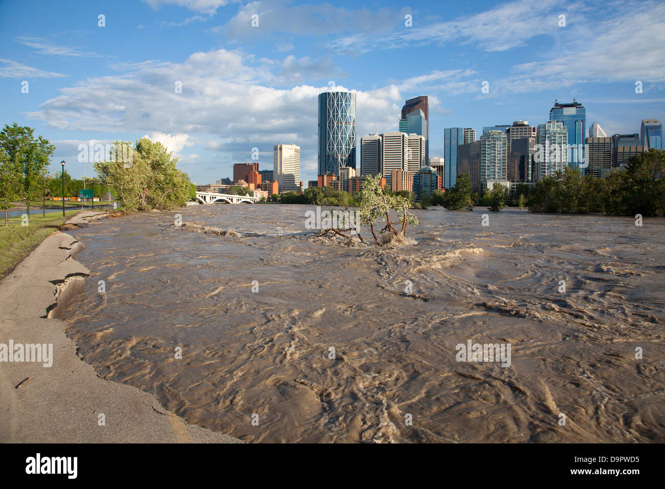 Samstag, 22. Juni 2013. Die Flutwässer weichen zurück, nachdem sie Teile des Pfades entlang des Memorial Drive nördlich des Bow River im Zentrum von Calgary, Alberta, Kanada, weggespült haben. Heftige Regenfälle führten dazu, dass der Fluss seine Ufer überschwemmen konnte und führten zu einer Ausrufung des Ausnahmezustands, obligatorischen Evakuierungsanordnungen für den Stadtkern und viele Wohngebiete, Stromausfällen und Sachschäden. Stockfoto